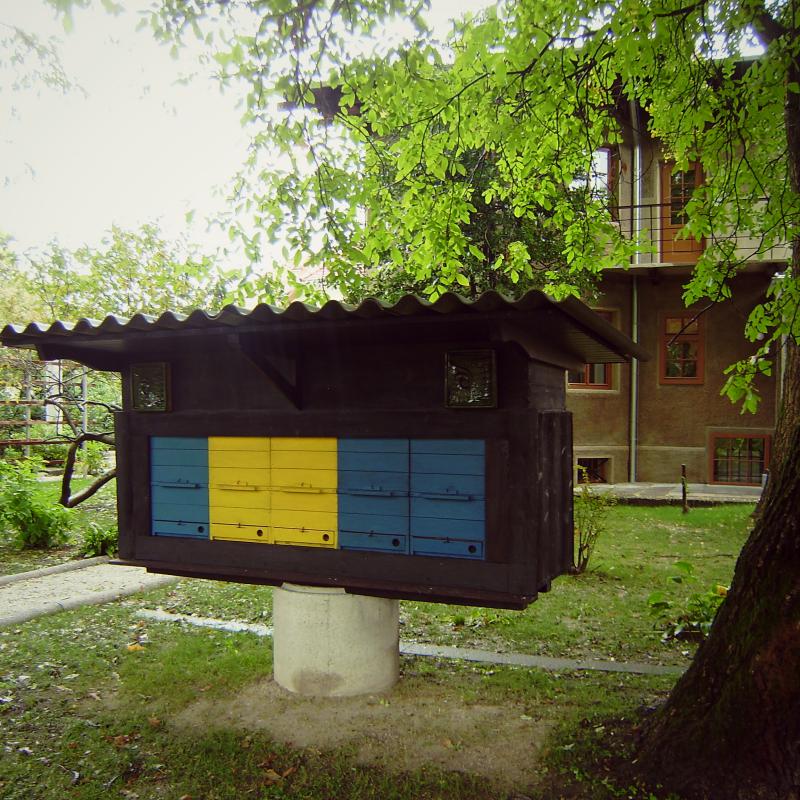 Čebelnjak na vrtu Plečnikovega domovanja v Trnovem; foto: Gorazd Trušnovec